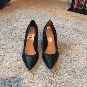 Black Report pumps